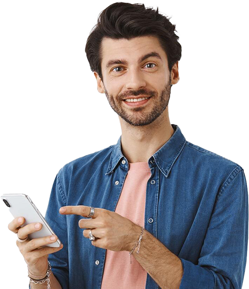 Foto de um homem sorrindo com um celular na mão